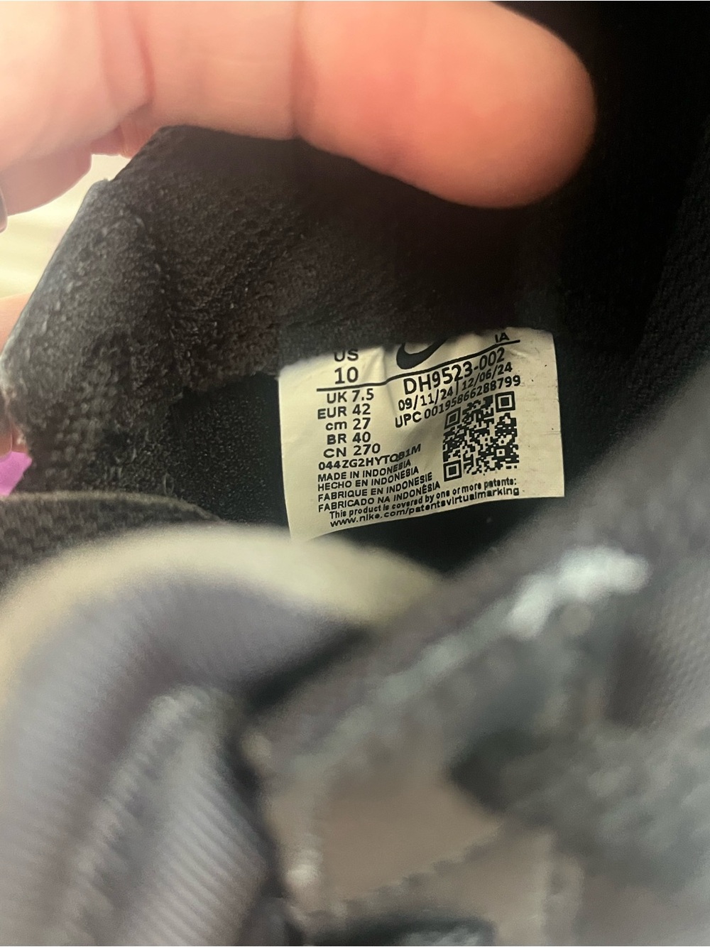 Nike Women’s Black & White Low-Top Sneakers - Picture 3 of 8